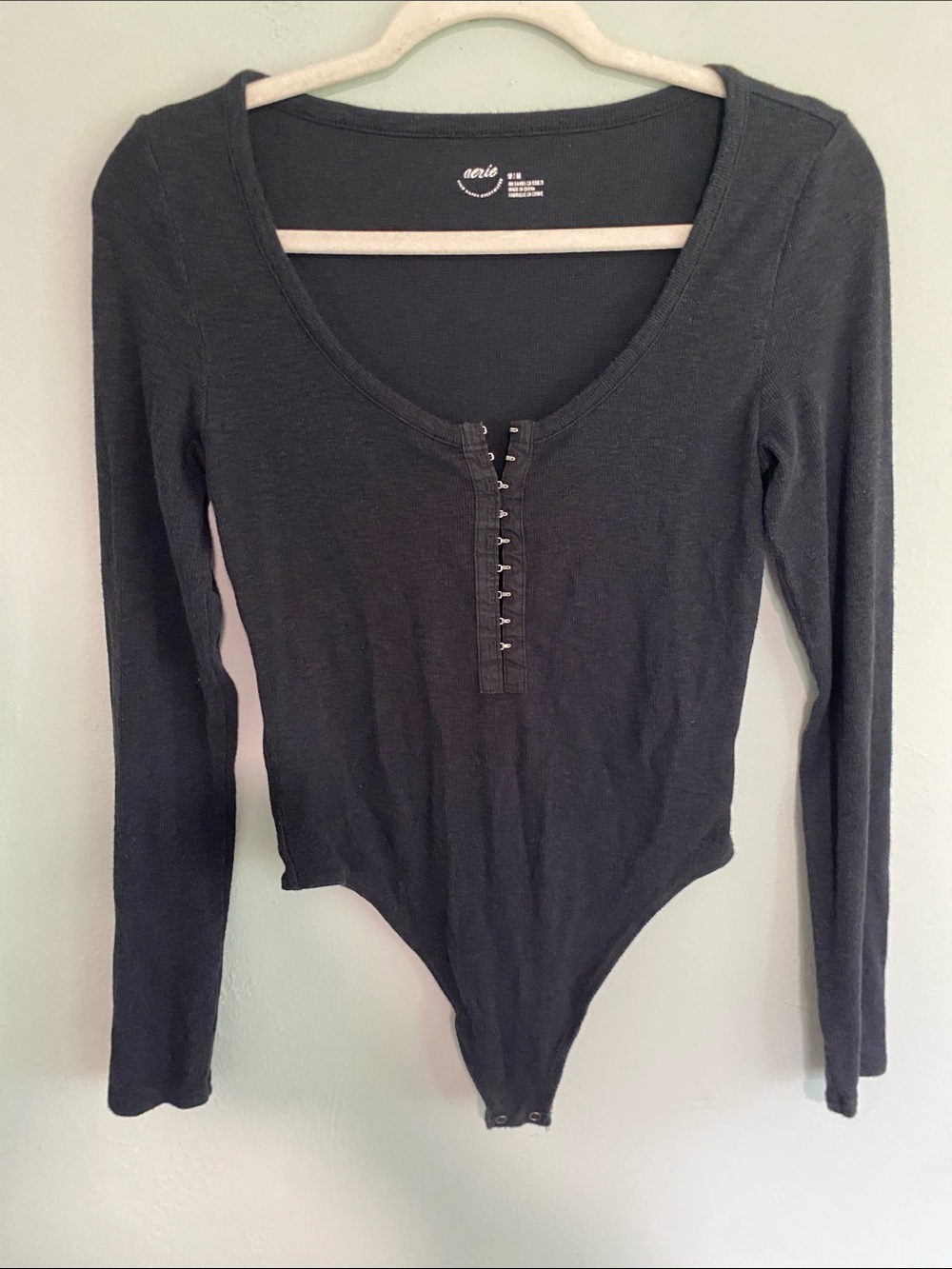 Aerie Women’s Black Long Sleeve Ribbed Henley Bodysuit Size Medium